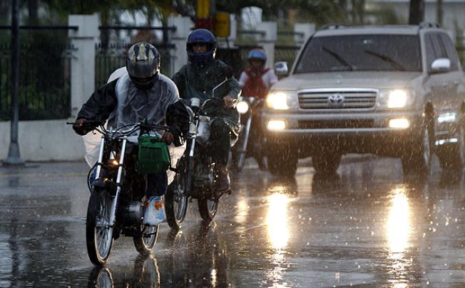 Hurricane Sandy lashes drivers in Santo Domingo, Dominican Republic. Photo: EPA
