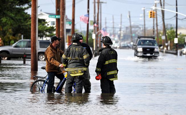 Firefighters work at Breezy Point in New York City's borough of Queens. Photo: Xinhua