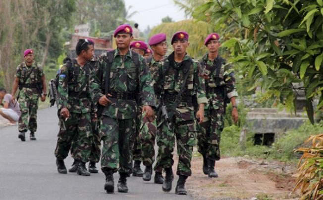 Indonesian soldiers patrol after ethnic clashes in Lampung province. Photo: AP