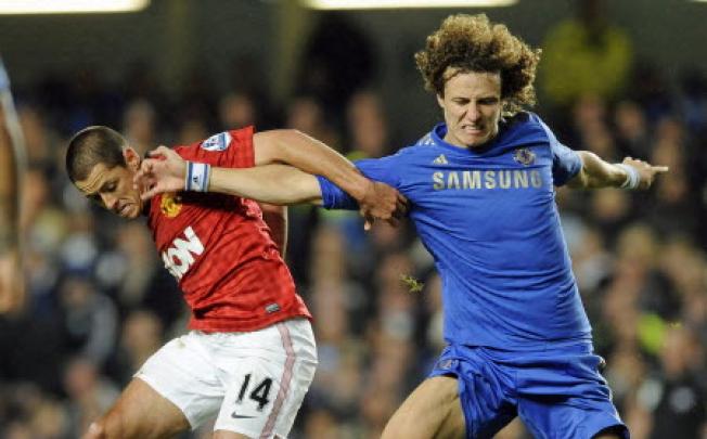Chelsea's David Luiz (right) vies for the ball with Manchester United's Javier Hernandez (left) during this evenings League Cup match at Stamford Bridge, London. Photo: EPA 