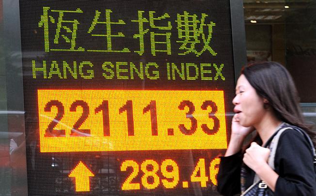 An electronic board shows the close of the Hang Seng Index in Central. Photo: Xinhua