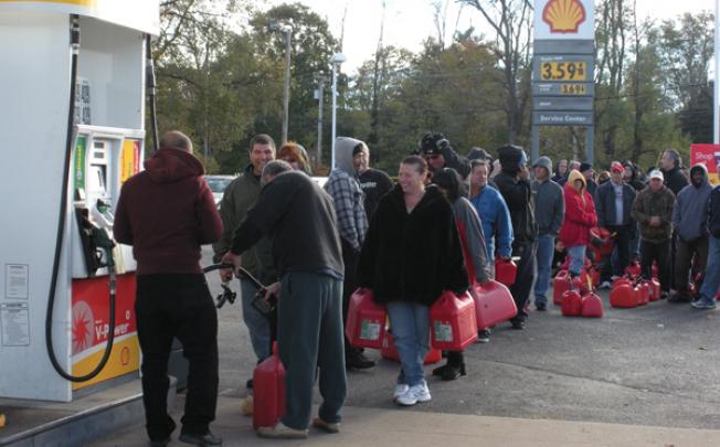People line up to have their gas cans filled with fuel at a gas station on Thursday in New Jersey. Photo: Xinhua