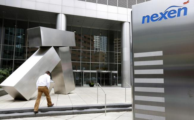 Canada delays decision on CNOOC's Nexen bid.