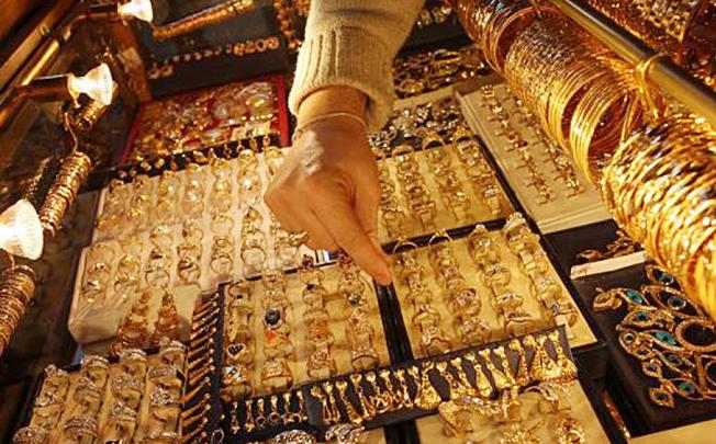 A woman examines gold rings in Damascus. Photo: SCMP Pictures