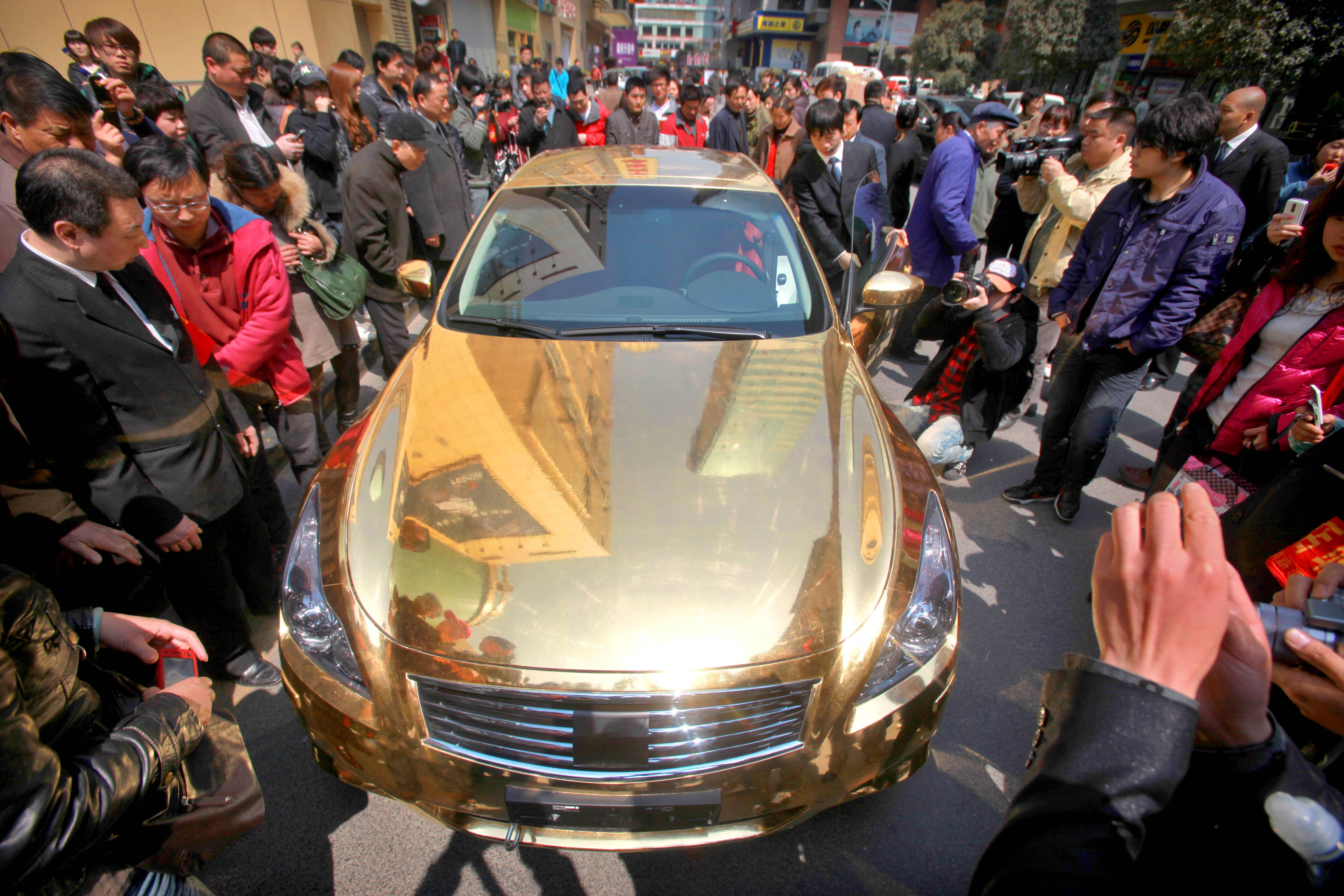 Нашли золотую машину. Автомобиль из золота. Золотая машина. Машина из золота. Автомобиль из чистого золота.