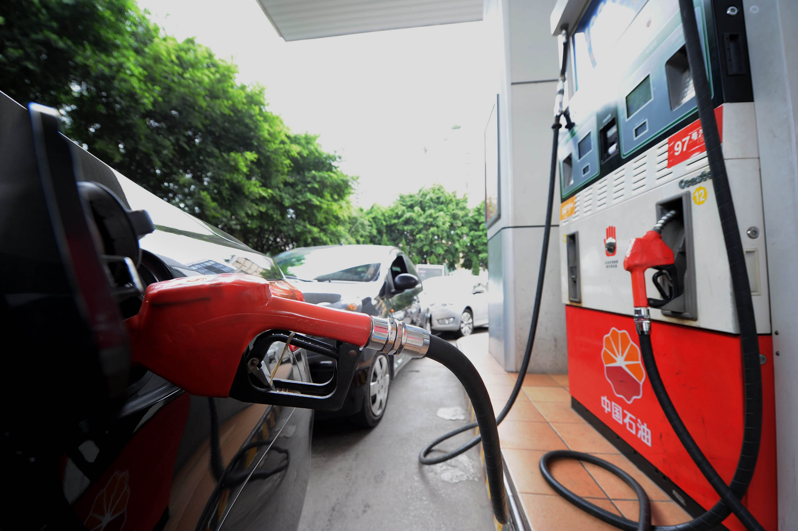 Petrol prices at the pump on the mainland will fall by 0.23 yuan per litre and diesel by 0.26 yuan per litre. Photo: Xinhua