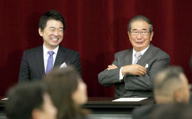 Toru Hashimoto (left) smiles with ex-Tokyo Governor Shintaro Ishihara (right) during Hashimoto's Japan Restoration Party meeting in Osaka on Saturday. Photo: AFP