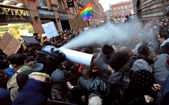 Police spray tear gas in Toulouse to push back counter-demonstrators who came out to support the Francois Hollande government's draft law. Photo: AFP
