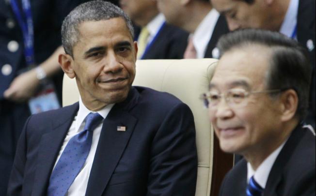 US President Barack Obama looks at Chinese Premier Wen Jiabao at the 7th East Asia Summit plenary session in Phnom Penh, Cambodia on November 20, 2012. Photo: EPA