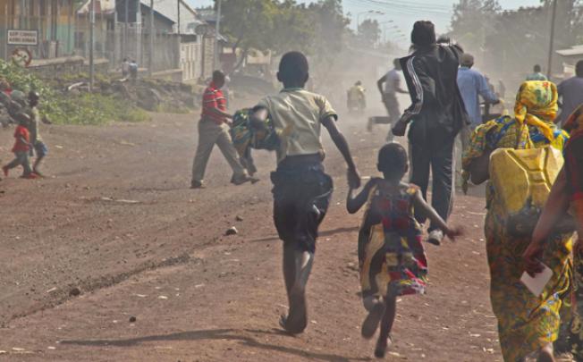 People flee as fighting erupts between the M23 rebels and Congolese army near the airport at Goma on Monday. Photo: AP