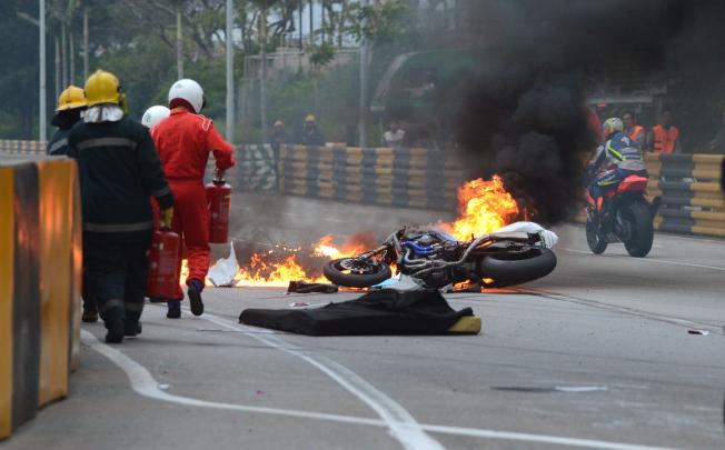 Portuguese motorcycle rider Luis Filipe de Sousa Carreira's motorcycle burns after a crash during qualifying for the Macau Grand Prix on Nov. 15, 2012. Photo: Xinhua