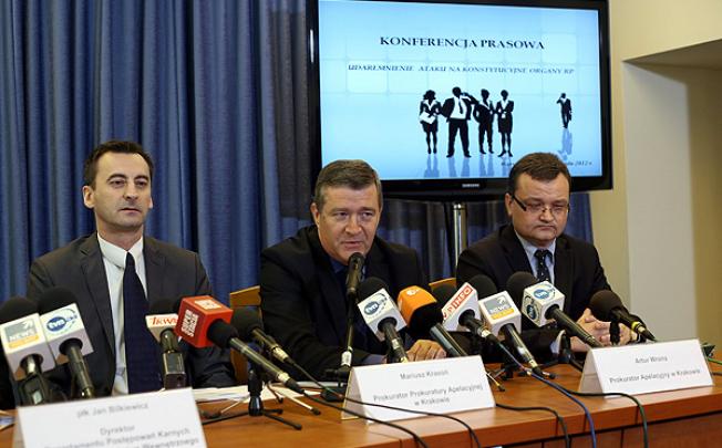Poland's Internal Security Ageny Colonel Jan Bilkiewicz (left) addresses the media in Warsaw on Tuesday. Photo: EPA