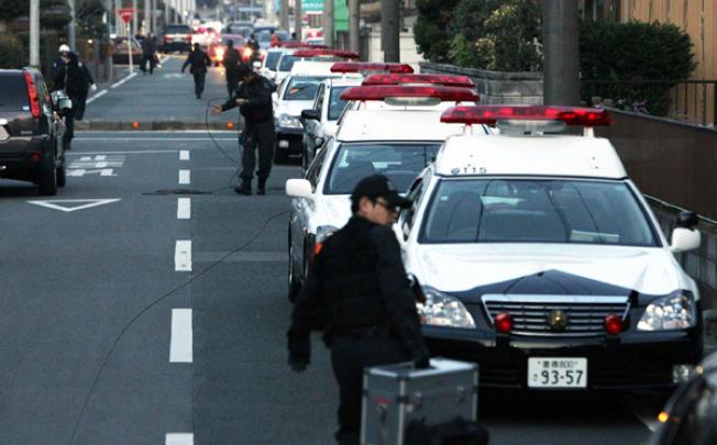 Policemen set up a cordon near a bank where a man was holding hostages in Toyokawa city in Aichi prefecture, central Japan on Thursday. Photo: AFP 