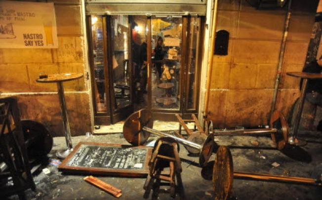 Damaged furniture is seen outside the 'Drunken ship' pub at Campo de' Fiori Square in downton Rome, Italy, early 22 November 2012.Photo: EPA