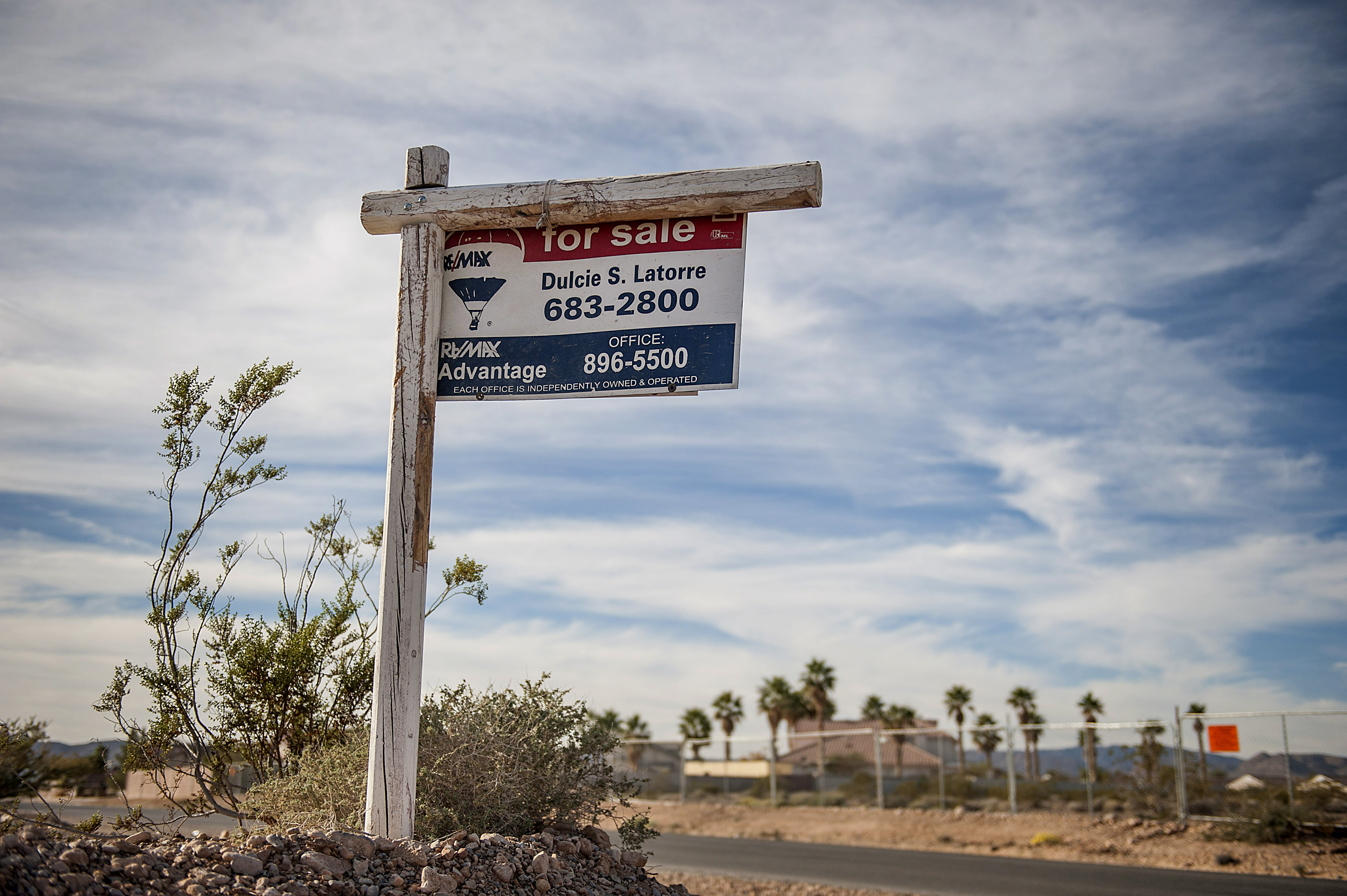 A RE/MAX LLC 'For Sale' sign stands outside of a home in Las Vegas, Nevada, U.S. Photo: Bloomberg