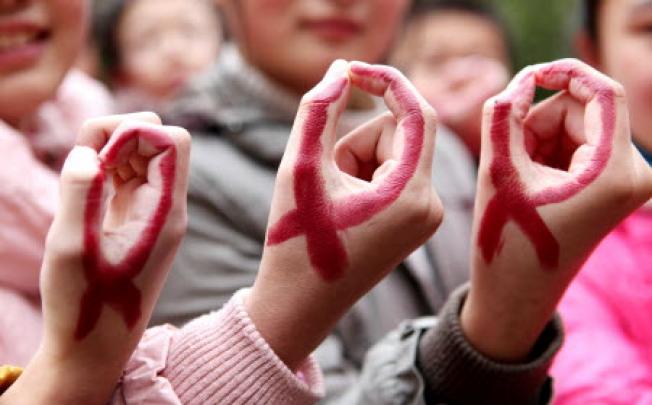 Students with painted hands participate in an event to mark World Aids Day at the No.1 Middle School in Maanshan City, Anhui province, on Friday. Photo: Xinhua