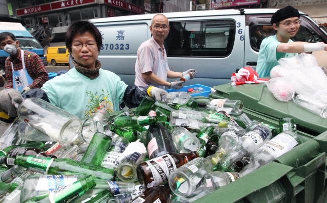 Campaigners collect glass in Wan Chai. Photo: SMP