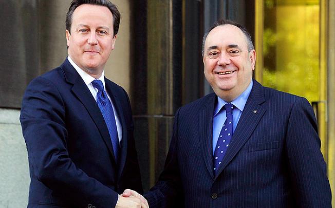 British Prime Minister David Cameron shakes hands with Scotland's First Minister Alex Salmond outside St Andrews House in Edinburgh on October 15. Photo: AFP