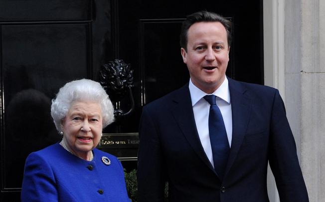 Queen Elizabeth is welcomed by David Cameron. Photo: EPA