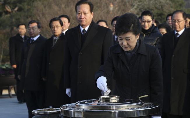 President-elect Park Geun-hye visits the National Cemetery to pay her respects to former presidents. Photo: Reuters