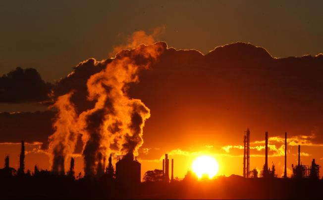 Steam and other emissions are seen coming from funnels at a chemical manufacturing facility in Melbourne June 24, 2009. Photo: Reuters