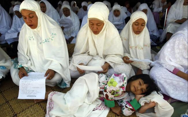 Thousands of Acehnese people commemorate the 8th anniversary of the tsunami of 26 December 2004 by praying together. Photo: EPA