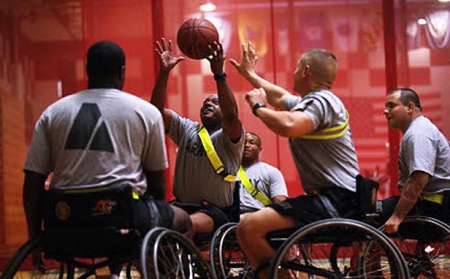  US soldiers, most suffering from amputations, burns and limb loss in Afghanistan play wheelchair basketball. Photo: AFP