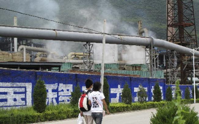 Residents walk past a zinc smelter belonging to the Dongling Group, in Fengxian county, Shaanxi province. Photo: Reuters 