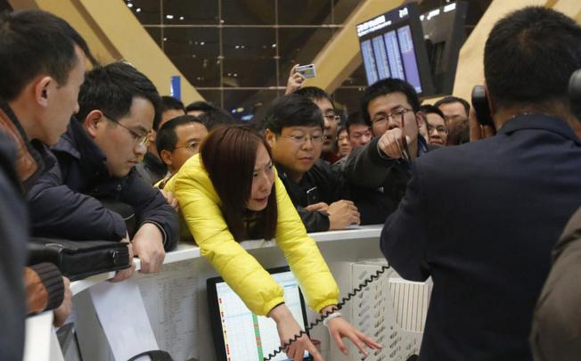 Tempers run high with more than 10,000 passengers stranded in Kunming airport, some for up to three days. Photo: SCMP