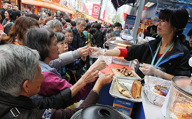 The crowds were there and buying on the the last day of the 47th Hong Kong Brands and Products Expo Fair at Victoria Park on Monday. Photo: David Wong
