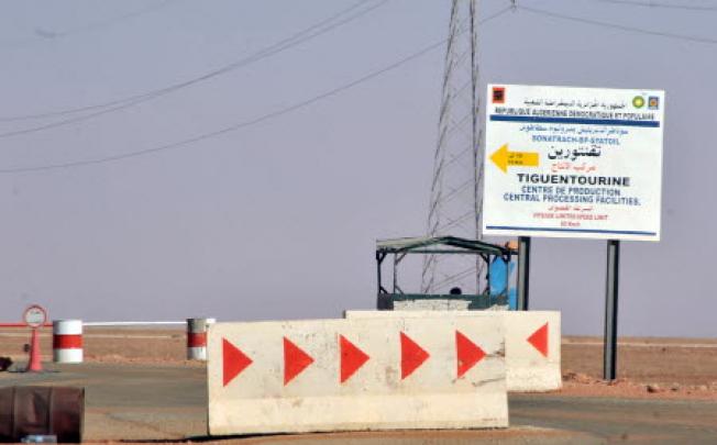 Roadblocks prevent the access of the Tigentourine gas plant where hostages have been kidnapped by islamic militants. Photo: AP