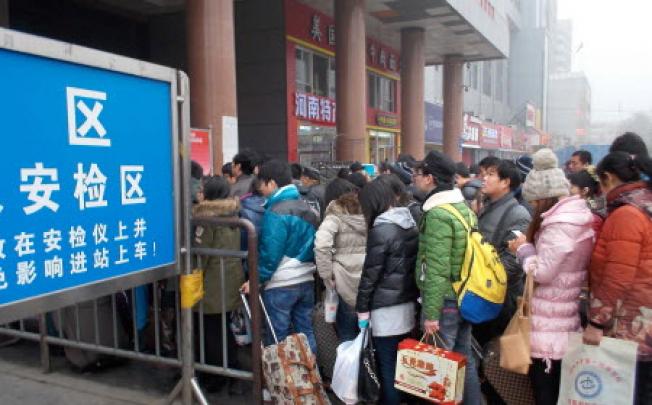 Passengers line to enter the Zhengzhou Railway Station in Zhengzhou ,Henan Province. Photo: Xinhua 