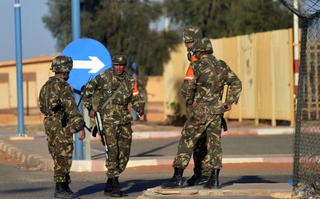 Algerian soldiers secure the airport in In Amenas before the departure of freed hostages. Photo: Xinhua