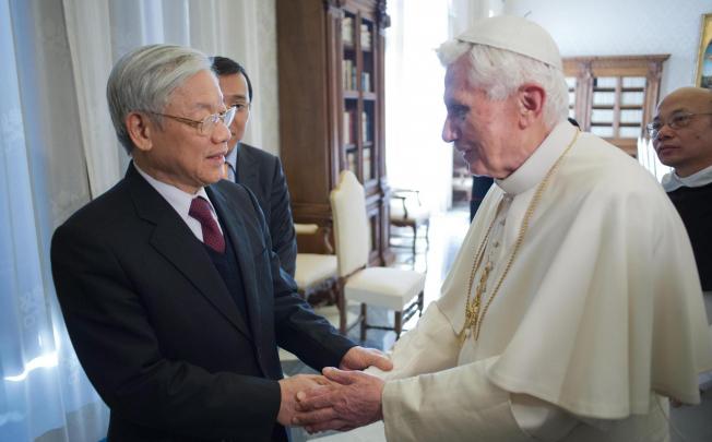 Nguyen Phu Trong meets Pope Benedict in Rome. Photo: EPA