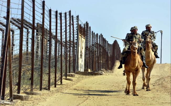 Indian Border Security Force (BSF) soldiers riding on camels patrol along the India-Pakistan border. Photo: Xinhua