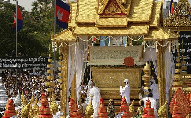 A chariot carrying the casket of Cambodia's late former King Norodom Sihanouk leads the funeral procession in Phnom Penh. Photo: AP