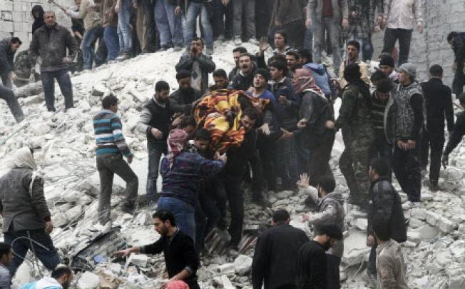 Syrian people carry a body after a government airstrike hit the neighborhood of Ansari, Aleppo. Fierce battles erupted on Tuesday in Aleppo.  Photo: AP