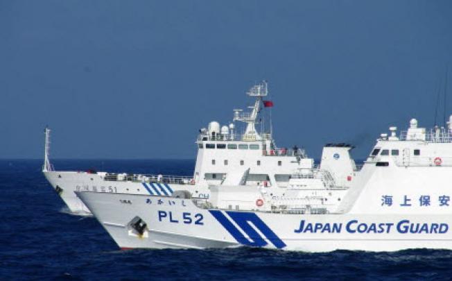 AChinese marine surveillance ship (back L) alongside a Japan Coast Guard ship near the disputed islets  in the East China Sea.Photo: AFP