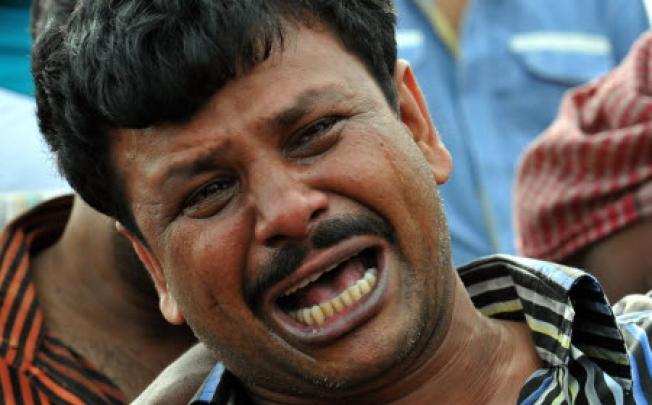  A relative of victim cries near the site of a ferry accident in Munshiganj district, Bangladesh. Photo: Xinhua