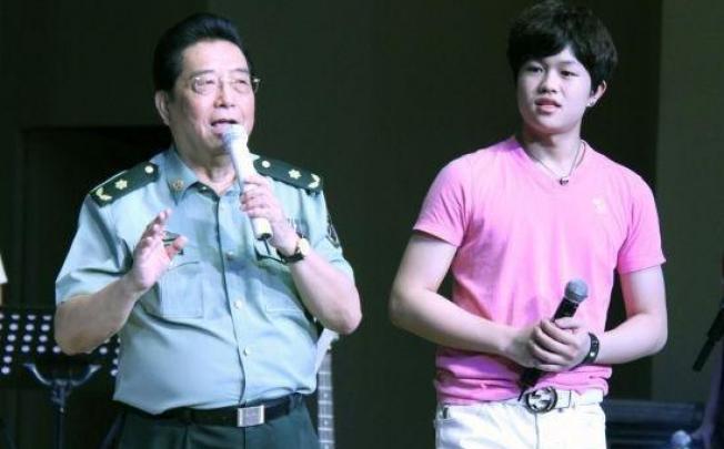 Li Guangfeng (right) with his father, Li Shuangjiang. Picture: SCMP screenshot/ibtimes