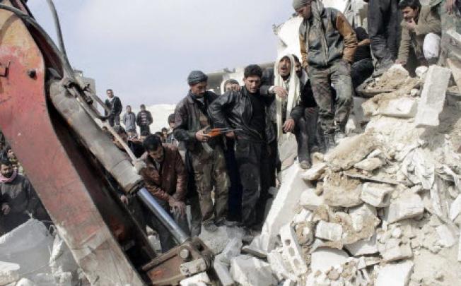People search for survivors among the rubble after a Syrian army rocket attack on the rebel-held Jabal Badro district in the city of Aleppo. Photo: Reuters.