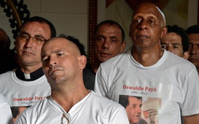 Cuban opponent Guillermo Farinas (right) and other dissidents participate in the funeral of Cuban dissident Oswaldo Paya in Havana last July. Photo: EPA