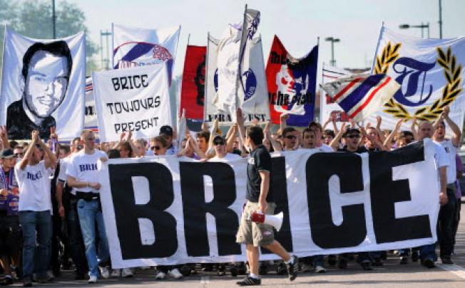 Football supporters pay tribute to Brice Taton, a French fan who died on September 29, 2009 in Toulouse, southern France. Photo: AFP