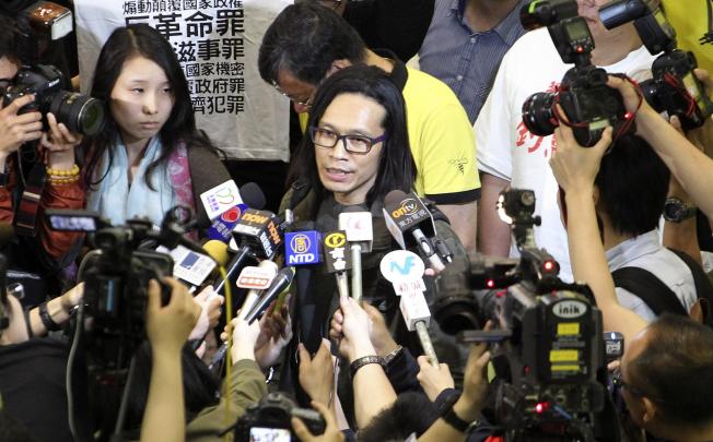 Yang Kuang meets supporters and the media after arriving at Hong Kong's airport. Photo: Felix Wong