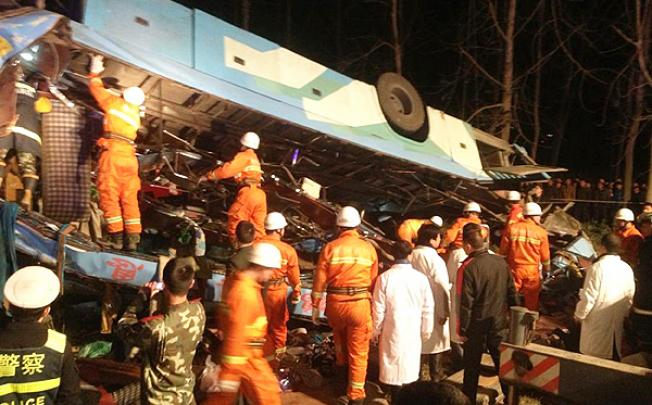 Rescuers look for survivors after a bus fell off the Jingzhou Yangtze River Bridge in Jingzhou, Hubei. Photo: Reuters