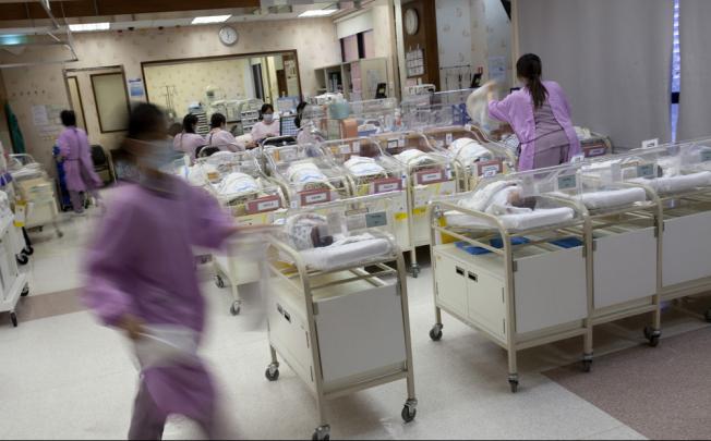 Hong Kong's medical industry should not rely on the 'doomed' business of treating mainland mothers-to-be, Chief Executive Leung Chun-ying has warned. Photo: Bloomberg