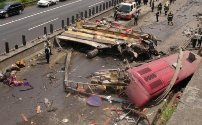 The road accident site on the expressway from Zhangzhou to Longyan in Nanjing County, Zhangzhou, east China's Fujian Province. Photo: Xinhua