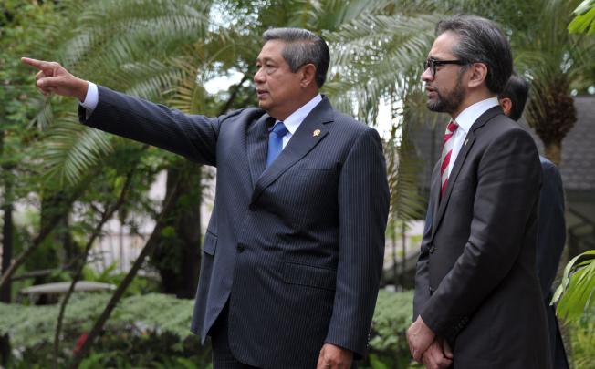 Indonesian President Susilo Bambang Yudhoyono, left, talks to his Foreign Minister Marti Natalegawa at the Presidential Palace backyard in Jakarta on March 20, 2013. Photo: AFP