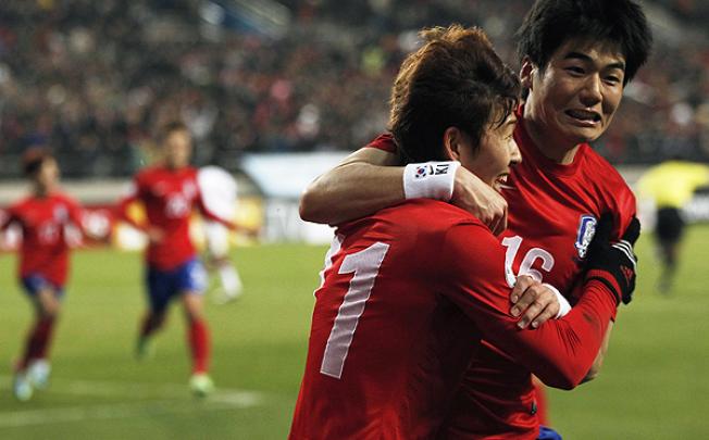 South Korea's Son Heung-min celebrates with his teammate Ki Sung-Yueng after scoring a last-minute goal against Qatar in Seoul. Photo: Reuters