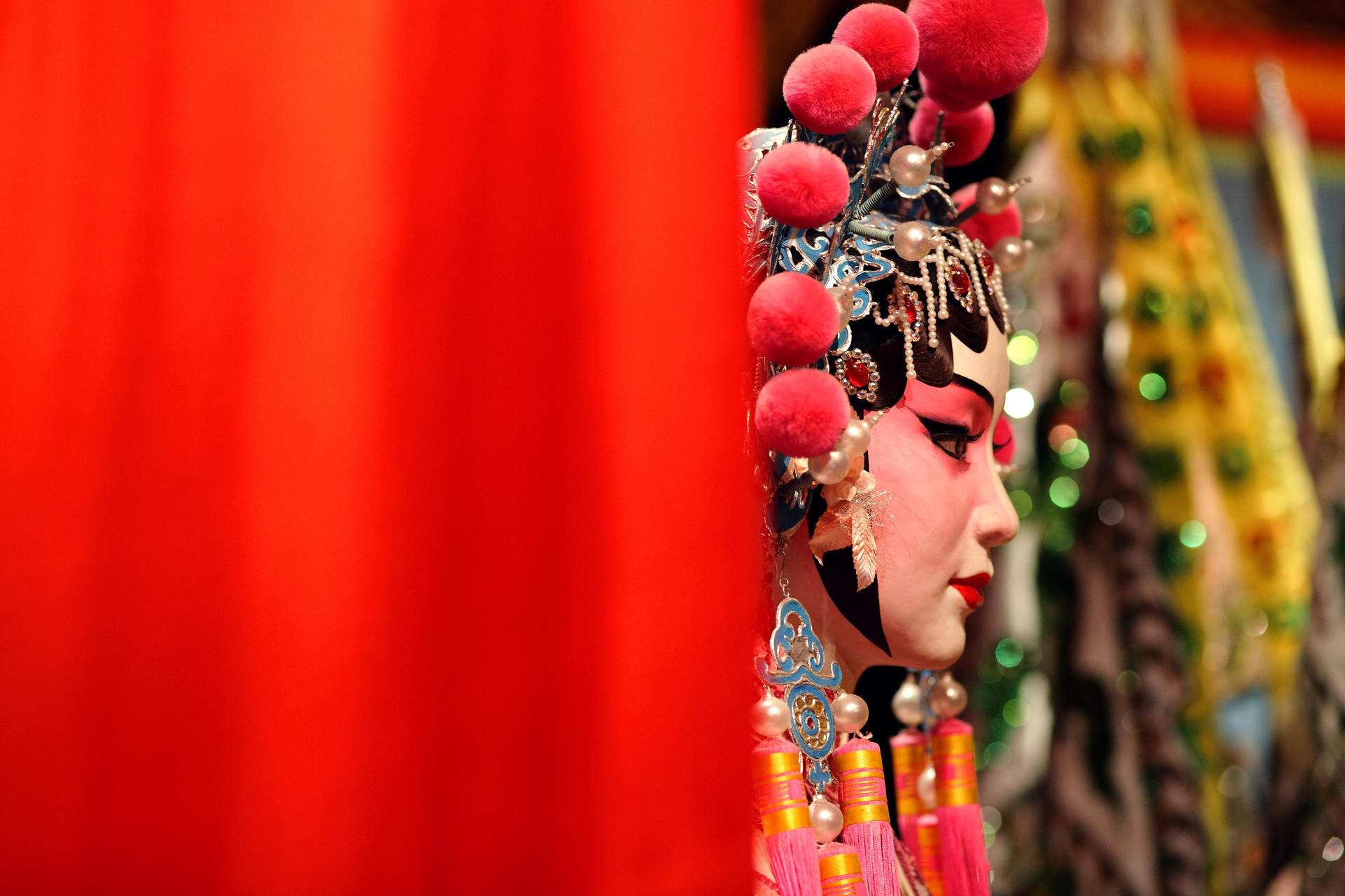 Cantonese opera faces great challenges despite its 1,000 years of history.